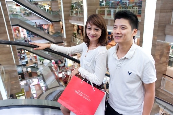 từ ngày 5/7 đến 14/7, khách hàng đến bất cứ cửa hàng nào có gắn biển “Crazy Sale” tại TTTM Vincom Center Bà Triệu đều có cơ hội mua hàng với mức giá cực kỳ ưu đãi cho tất cả các sản phẩm.